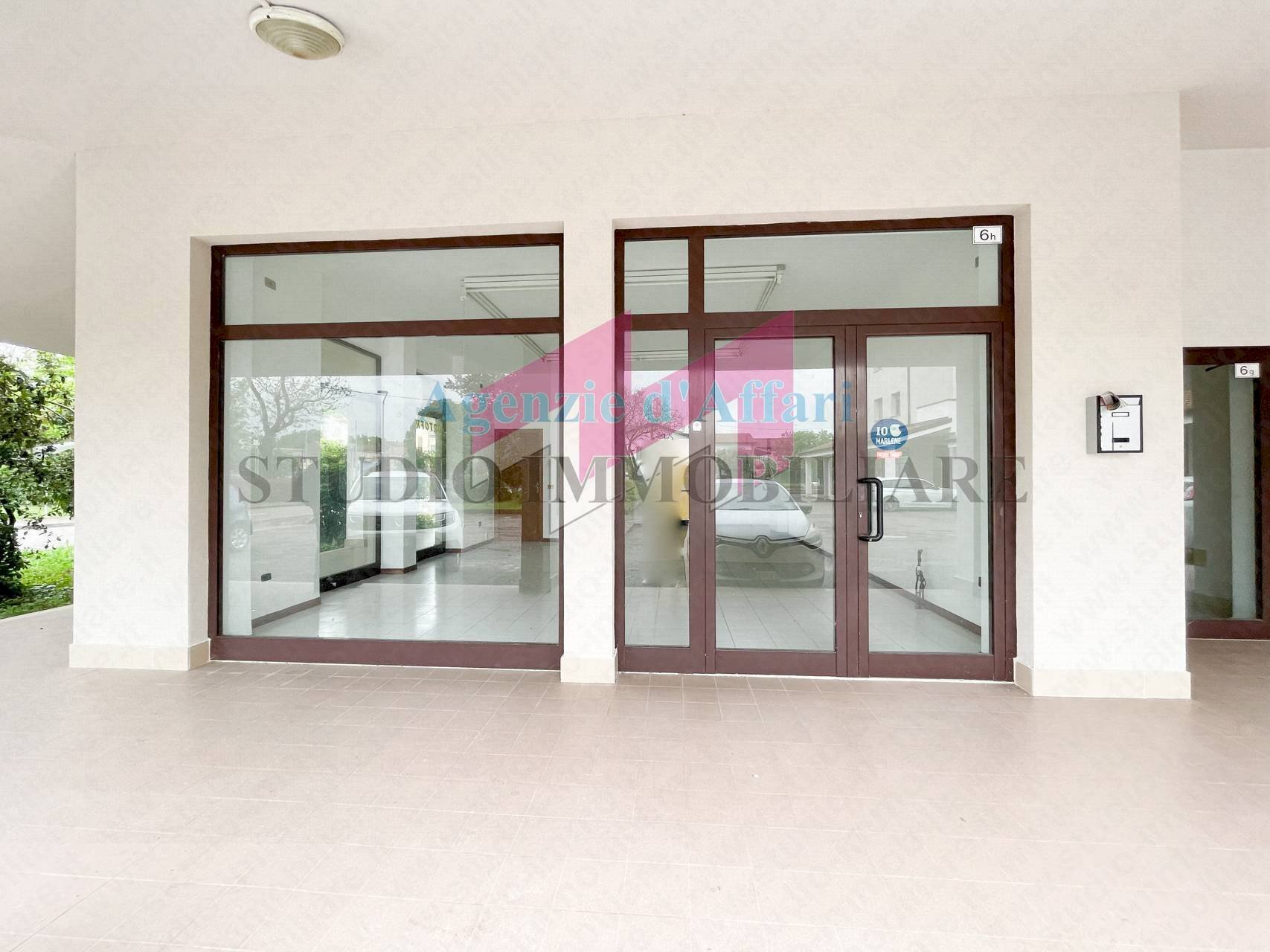 Foto 1 - Negozio Viale Virgilio
 
6, Borgocarbonara - foto 1