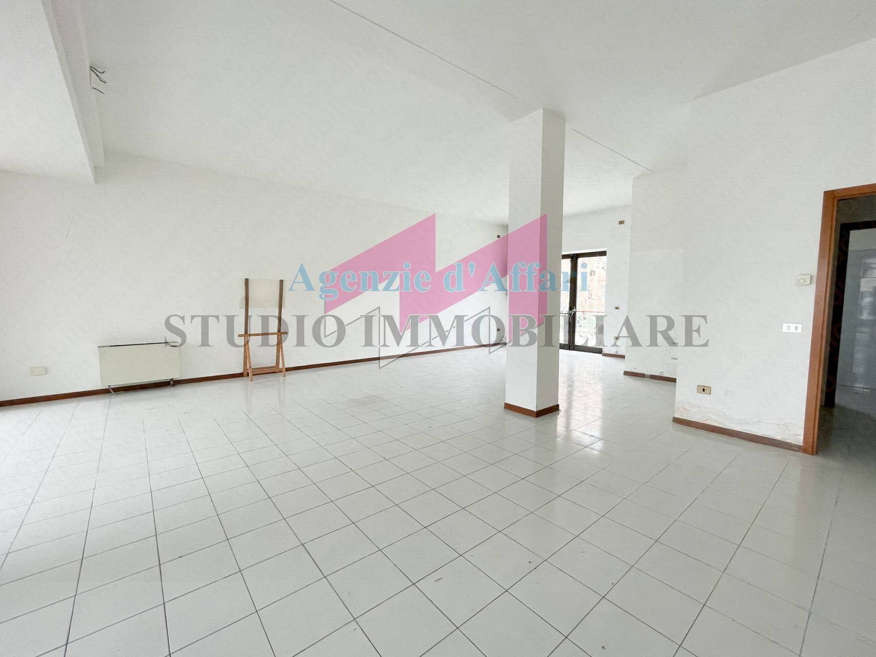 Foto 2 - Negozio Viale Virgilio
 
6, Borgocarbonara - foto 2