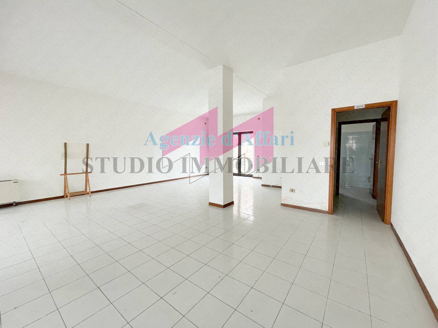 Foto 3 - Negozio Viale Virgilio
 
6, Borgocarbonara - foto 3