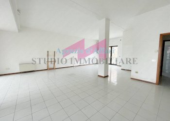 Foto 2 - Negozio Viale Virgilio
 
6, Borgocarbonara - foto 2