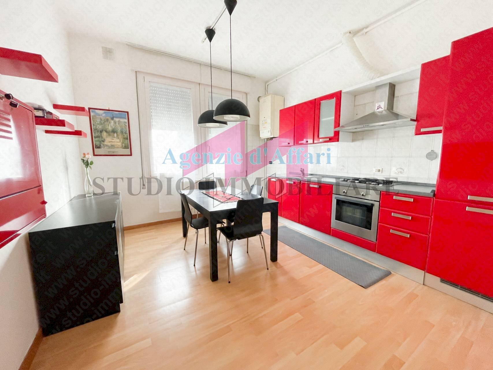 Foto 1 - Casa semi indipendente Piazza Municipale
 
14, Castelnovo Bariano - foto 1