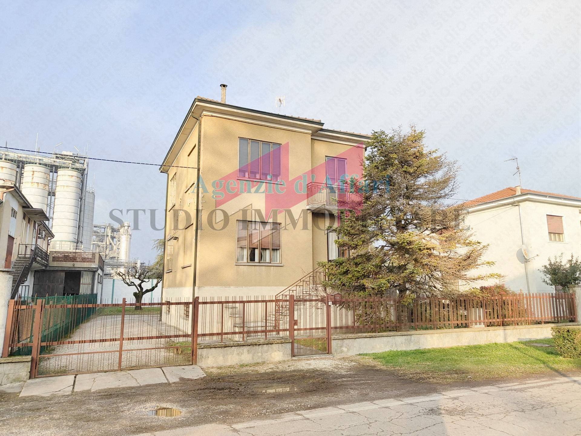 Foto 1 - Casa indipendente Via Gramsci
 
25, Castelmassa - foto 1