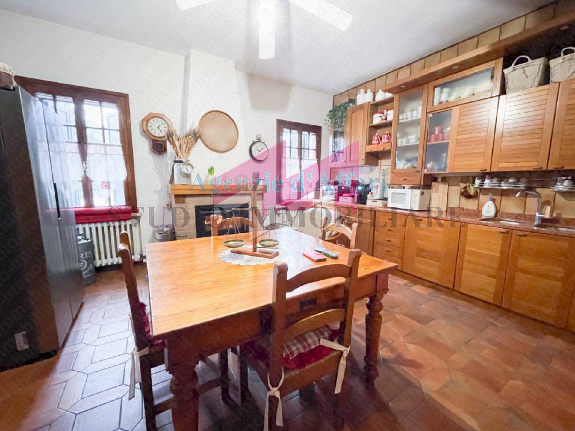 Foto 2 - Casa indipendente Piazza Municipale
 
708, Castelnovo Bariano - foto 2