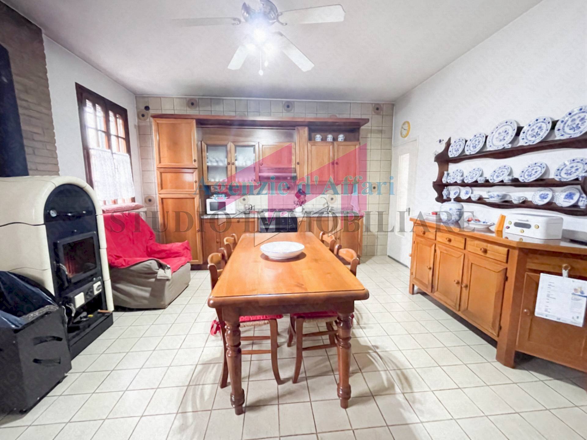 Foto 2 - Quadrilocale Piazza Municipale
 
708, Castelnovo Bariano - foto 2