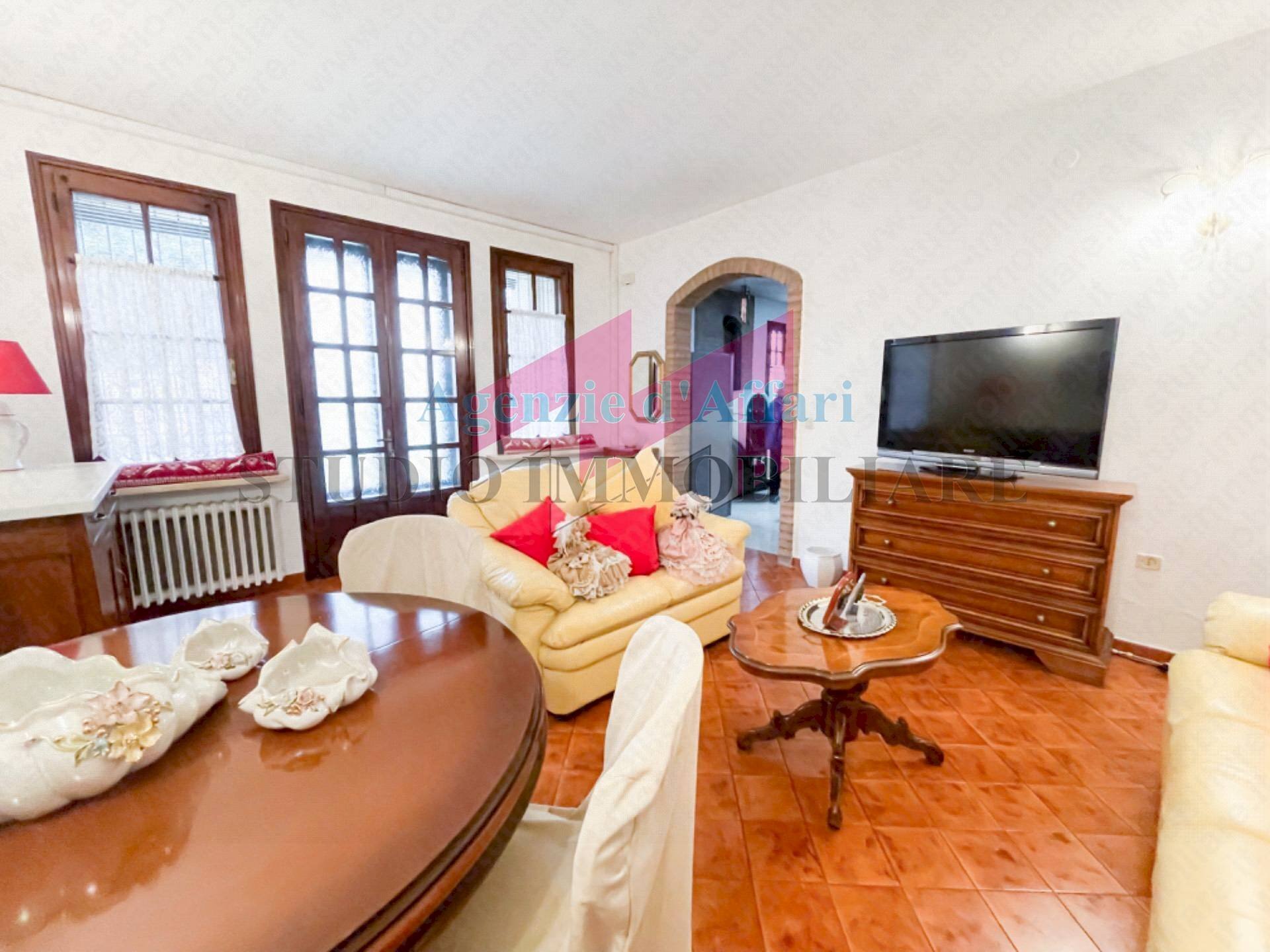 Foto 3 - Quadrilocale Piazza Municipale
 
708, Castelnovo Bariano - foto 3