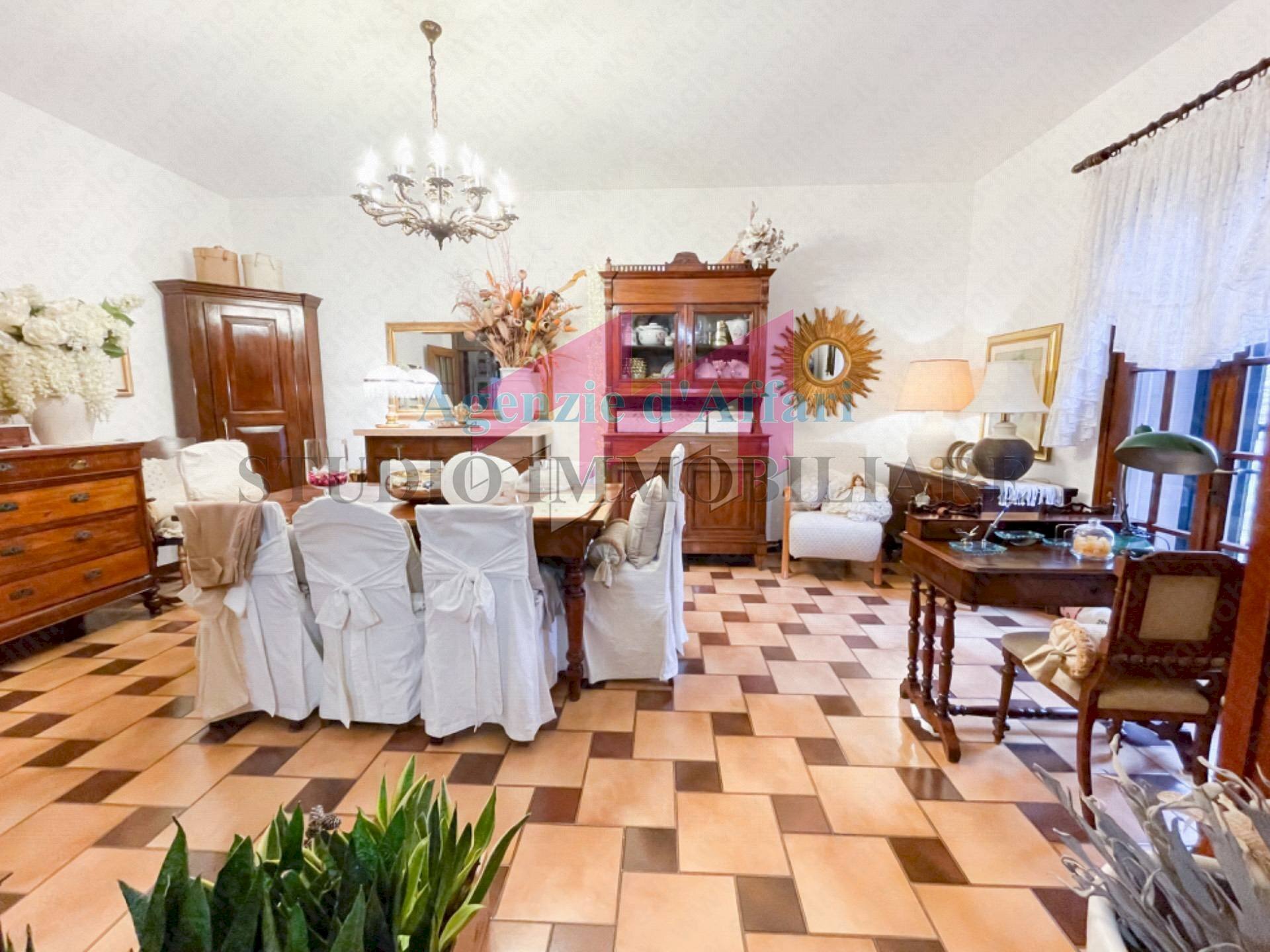 Foto 2 - Quadrilocale Piazza Municipale
 
708, Castelnovo Bariano - foto 2