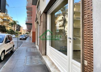 Foto 2 - Locale Commerciale via biancheri
31, Diano Marina - foto 2