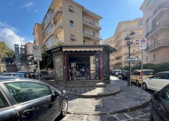 Foto 1 - Locale Commerciale PIAZZALE CESARE BATTISTI, Torre del Greco - foto 1