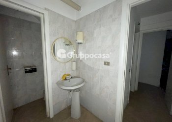 Foto 18 - Locale Commerciale Via Volta
 
80, Magenta - foto 18