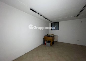 Foto 21 - Locale Commerciale Via Volta
 
80, Magenta - foto 21