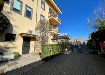 Foto 23 - Locale Commerciale Via Volta
 
80, Magenta - foto 23