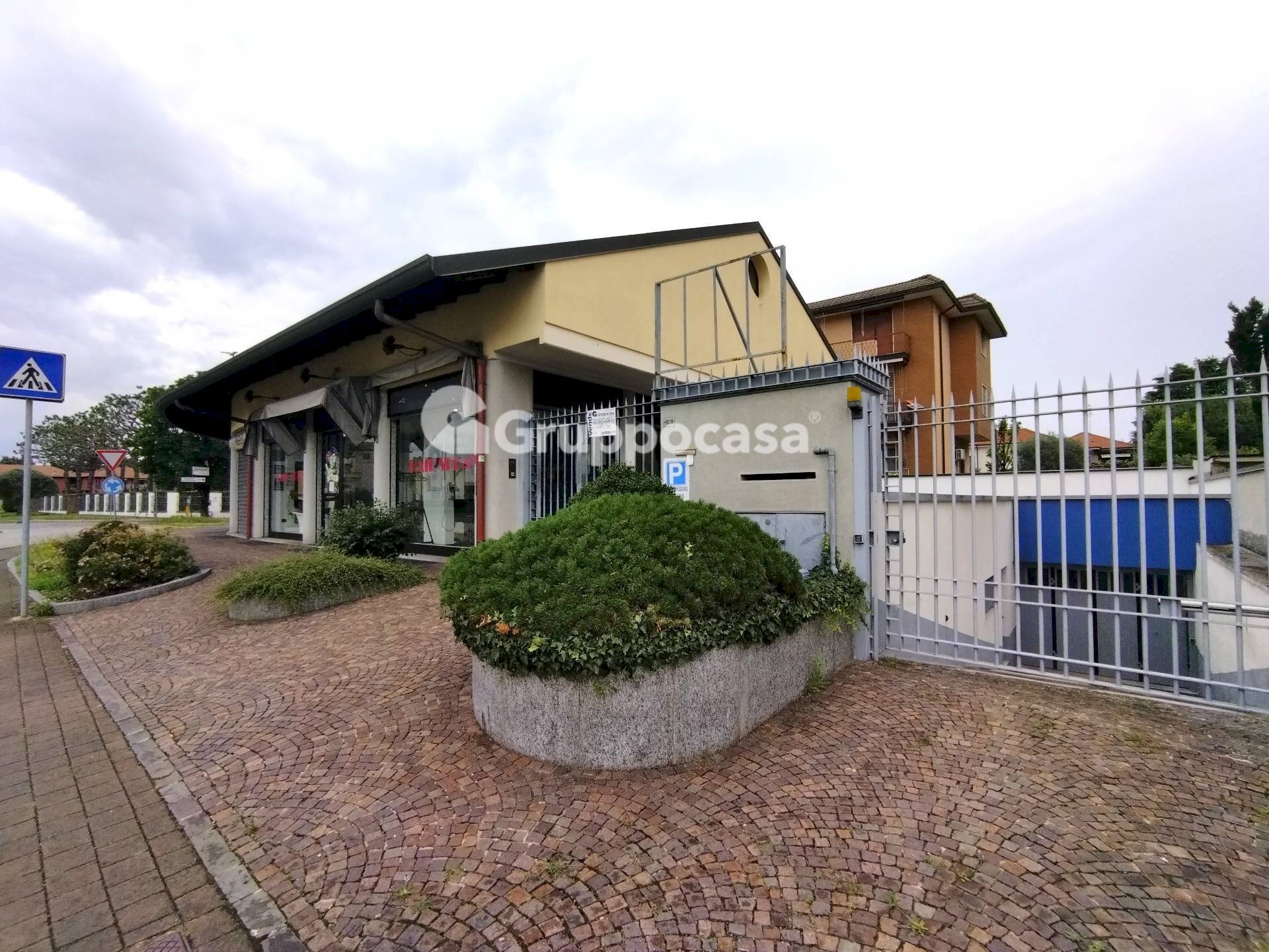 Foto 2 - Locale Commerciale via espinasse
 
90, Magenta - foto 2