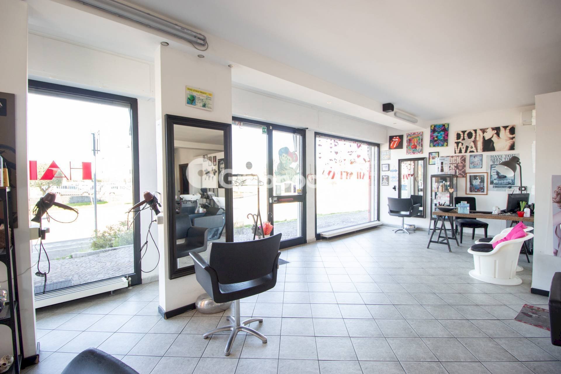 Foto 3 - Locale Commerciale via espinasse
 
90, Magenta - foto 3