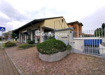 Foto 2 - Locale Commerciale via espinasse
 
90, Magenta - foto 2