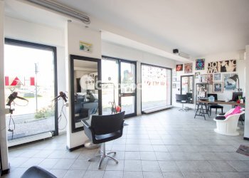 Foto 3 - Locale Commerciale via espinasse
 
90, Magenta - foto 3