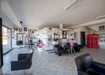 Foto 5 - Locale Commerciale via espinasse
 
90, Magenta - foto 5