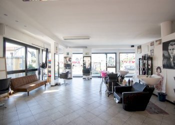 Foto 8 - Locale Commerciale via espinasse
 
90, Magenta - foto 8