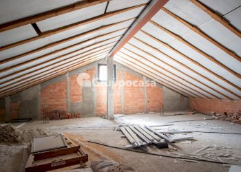 Foto 23 - Locale Commerciale via espinasse
 
90, Magenta - foto 23