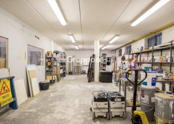 Foto 33 - Locale Commerciale via espinasse
 
90, Magenta - foto 33