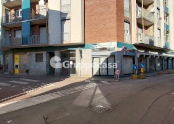 Foto 1 - Locale Commerciale Via Pusterla
 
35, Magenta - foto 1