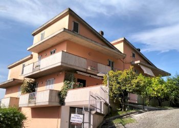 Foto 1 - Villa a Schiera via Bocconi
 
7, Cupra Marittima - foto 1