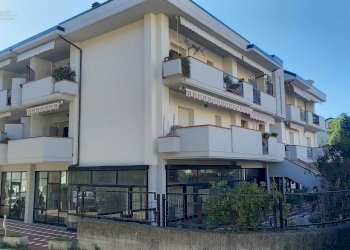 Foto 1 - Locale Commerciale Via C. Battisti, Castel di Lama - foto 1