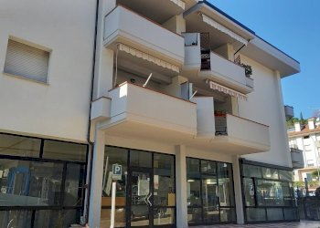 Foto 2 - Locale Commerciale Via C. Battisti, Castel di Lama - foto 2