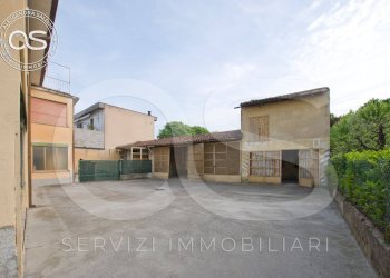 LE AUTORIMESSE VISTE DAL CORTILE - Casa indipendente via Piave
 
60, Manerbio - foto 4