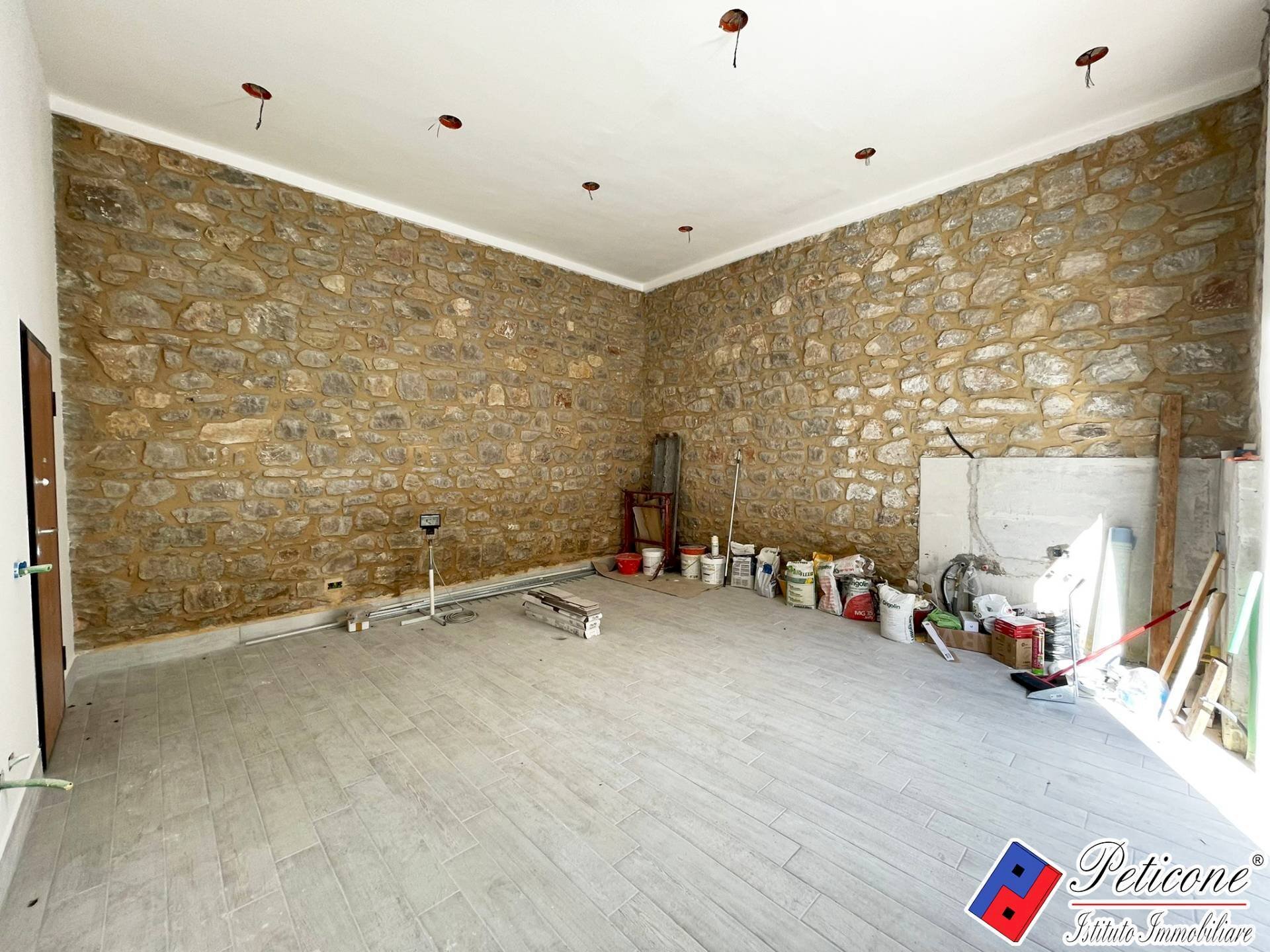 Foto 3 - Commercial Premises VIA LUCREZIO CARO, Fondi - photo 1