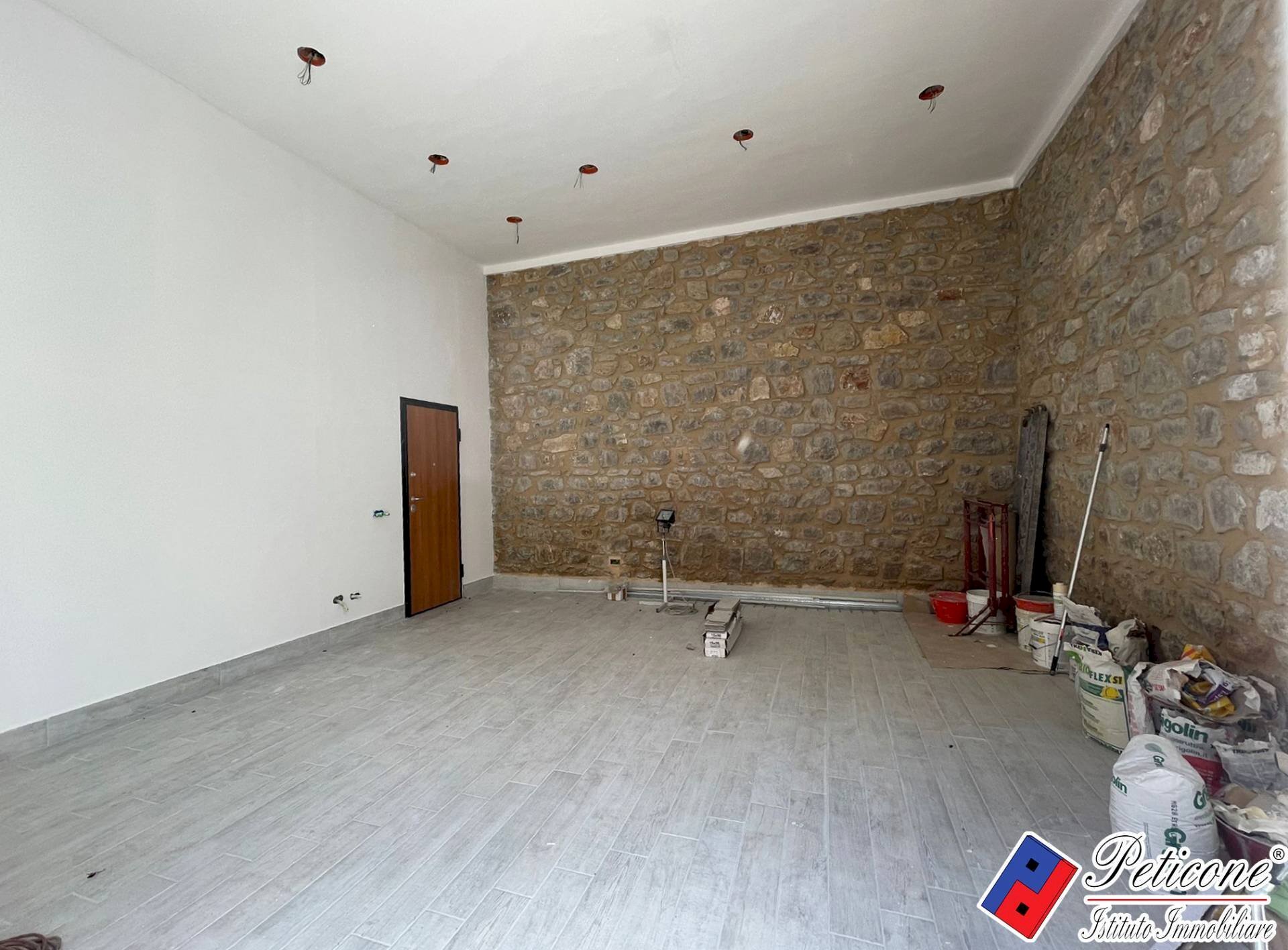 Foto 4 - Commercial Premises VIA LUCREZIO CARO, Fondi - photo 2