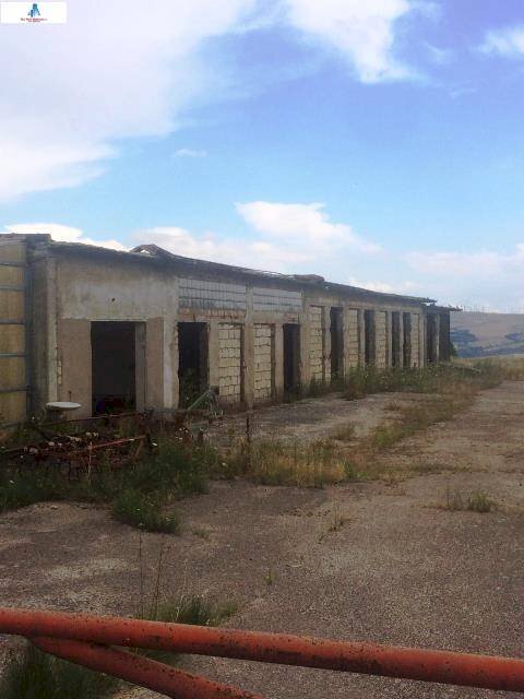 Foto 1 - Magazzino contrada maggiano
 
101, Vallata - foto 1