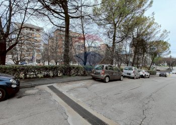 Edificio all\'aperto - Locale Commerciale PIAZZA ERALDO MISCIA
 
17, Lanciano - foto 4