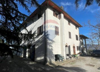 Edificio all\'aperto - Azienda agricola San Giovanni Valdarno - foto 2
