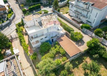 Edificio all\'aperto - Villa Viale degli Aranci, Sant'Egidio del Monte Albino - foto 5