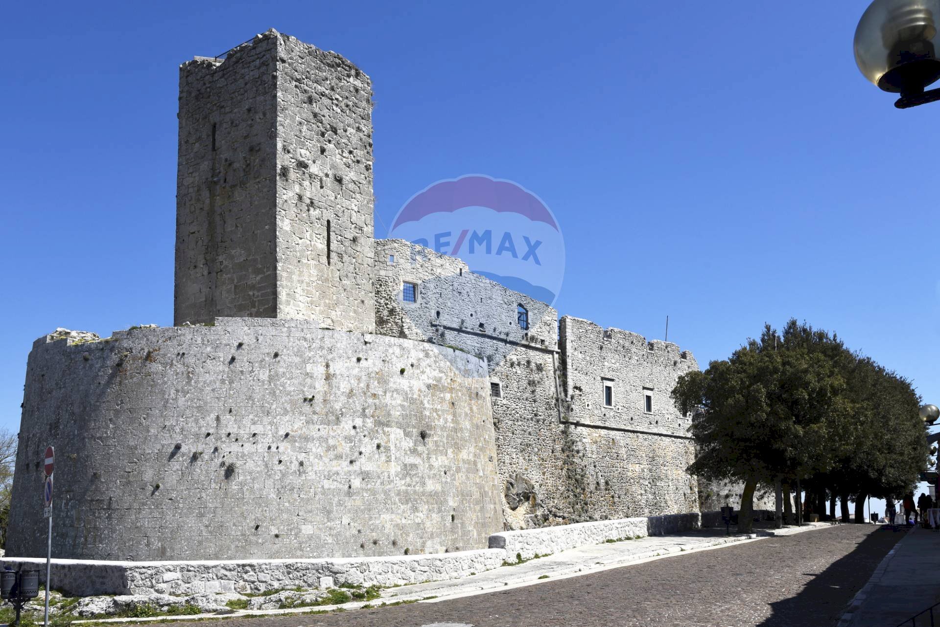 Edificio all\'aperto - Commercial Premises Via Reale Basilica
 
13, Monte Sant'Angelo - photo 3