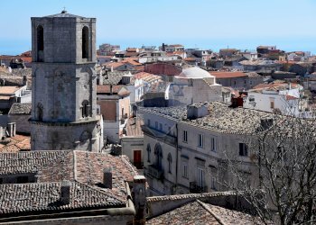 Edificio all\'aperto - Commercial Premises Via Reale Basilica
 
13, Monte Sant'Angelo - photo 1
