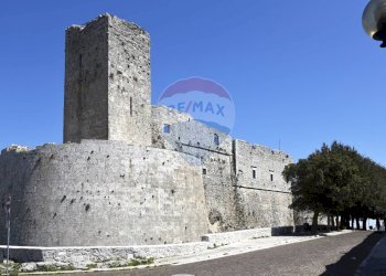 Edificio all\'aperto - Commercial Premises Via Reale Basilica
 
13, Monte Sant'Angelo - photo 3