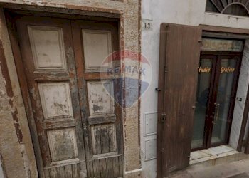 Edificio all\'aperto - Commercial Premises Via Reale Basilica
 
13, Monte Sant'Angelo - photo 8