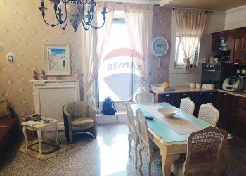 Sala da pranzo - Quadrilocale Via Giuseppe Verdi
 
89, Monte Sant'Angelo - foto 24