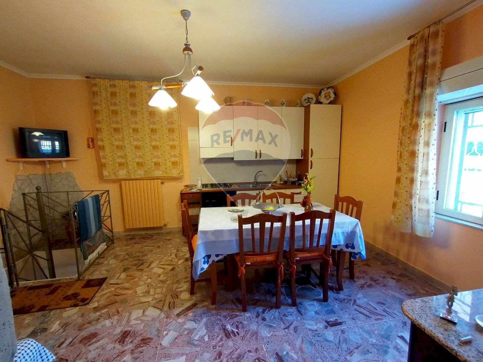Sala da pranzo - Casa indipendente Via De Girolamo
1, Faeto - foto 3