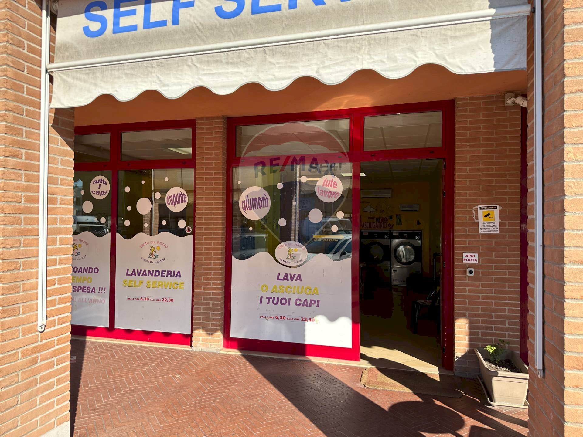 Edificio all\'aperto - Negozio Via Aroldi
48, Viadana - foto 2