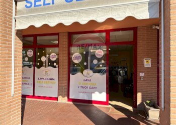 Edificio all\'aperto - Negozio Via Aroldi
48, Viadana - foto 2