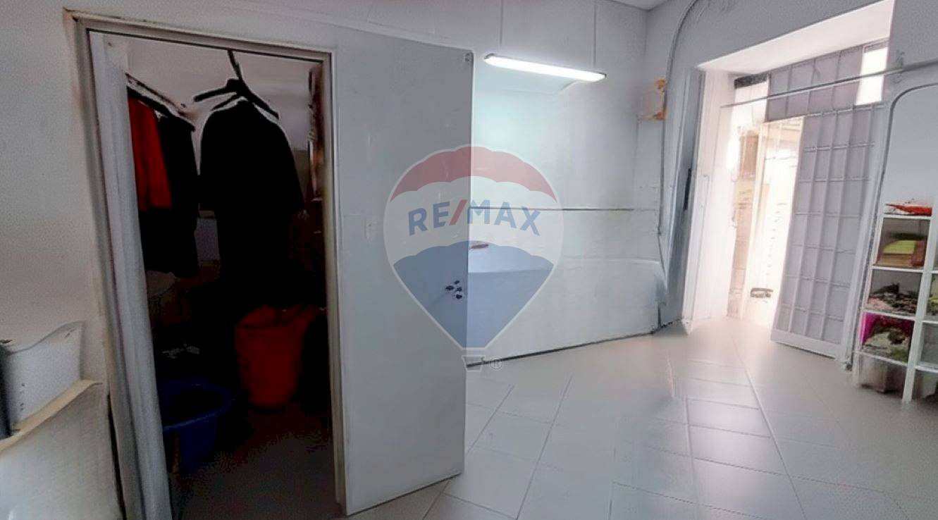 Hall / corridoio - Commercial Premises Vico Maglioli
 
21, Napoli - photo 1