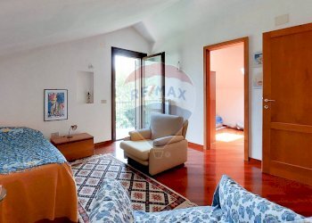 camera da letto con balcone - Villa C/DA VERSANTE AL BOSCO, Carpineto della Nora - photo 45