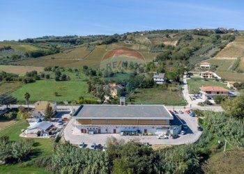 Vista delle montagne - Locale Commerciale Via Val di Foro
 
SNC, Ripa Teatina - foto 5