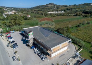 Vista delle montagne - Locale Commerciale Via Val di Foro
 
SNC, Ripa Teatina - foto 17