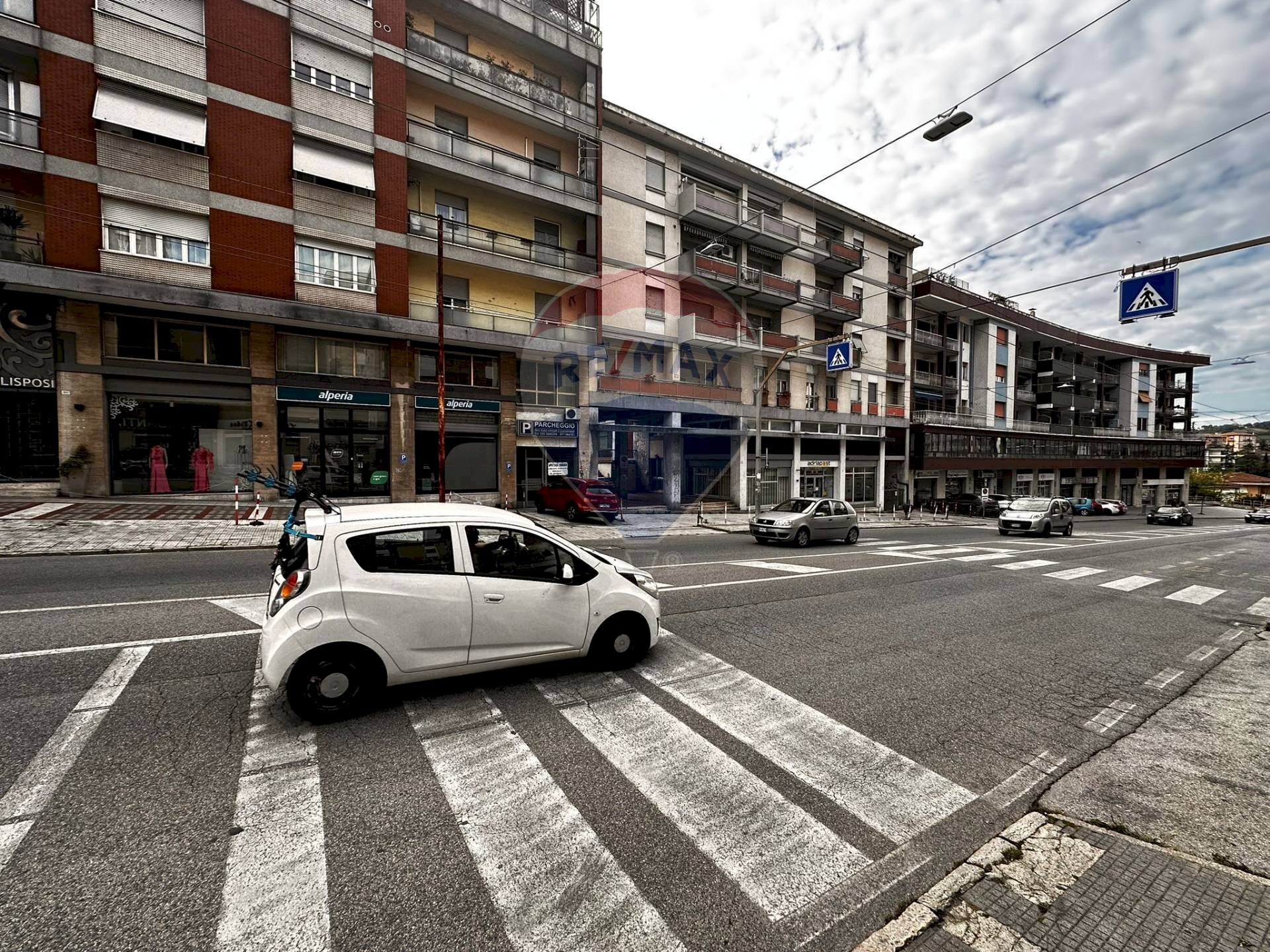Edificio all\'aperto - Box via Martiri della Resistenza
 
38, Ancona - foto 3