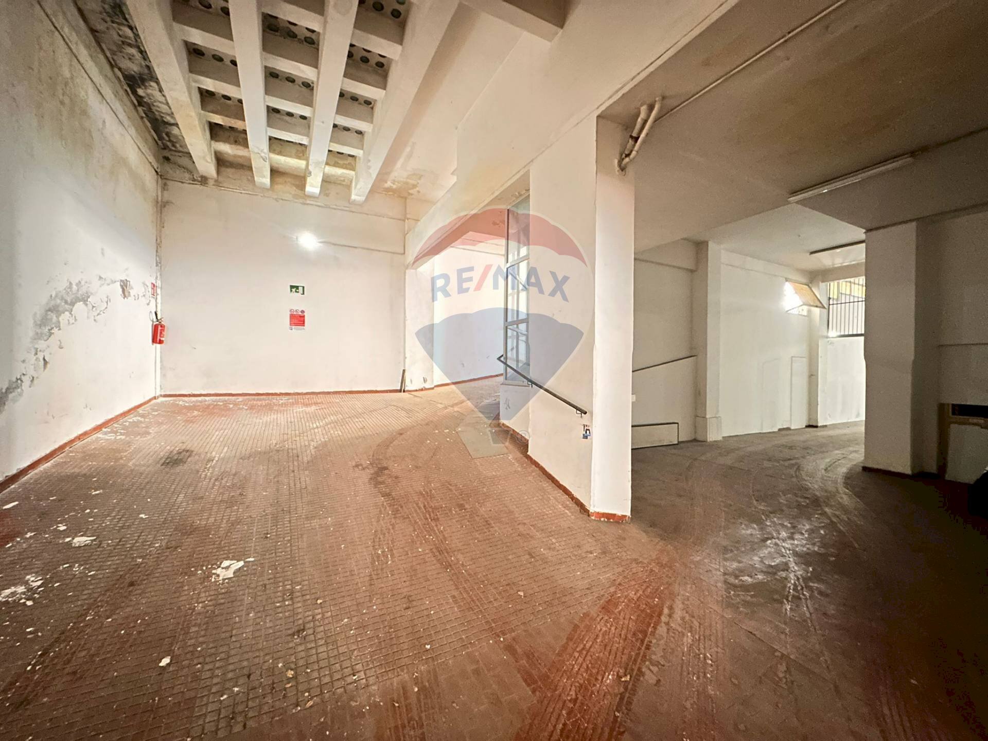 Stanza vuota - Box via Martiri della Resistenza
 
38, Ancona - foto 2