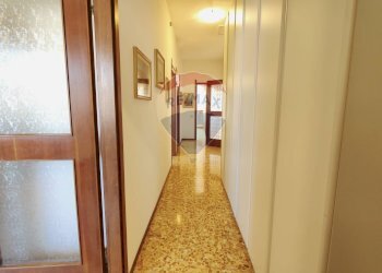 Hall / corridoio - Villa Cesare Battisti
 
86, Brembate di Sopra - photo 16