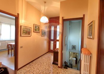 Hall / corridoio - Villa Cesare Battisti
 
86, Brembate di Sopra - photo 24
